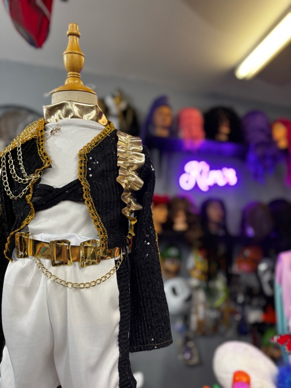 Rumi Golden costume - Picture 7 of 15